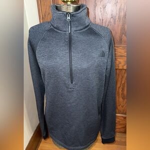 Men’s north face half zip, size small. New without tags. No rips or stains